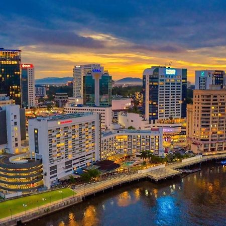 Riverbank Suites Waterfront Кучинг Экстерьер фото