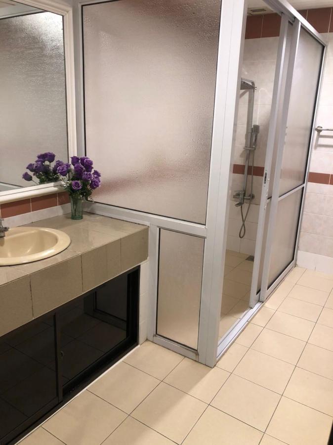 Riverbank Suites Waterfront Кучинг Экстерьер фото