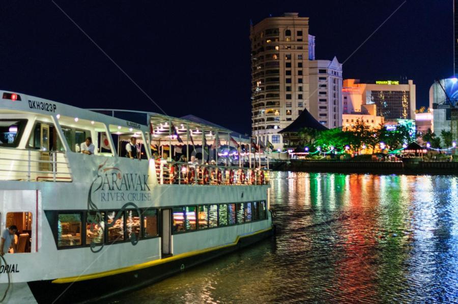 Riverbank Suites Waterfront Кучинг Экстерьер фото