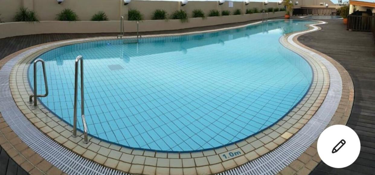 Riverbank Suites Waterfront Кучинг Экстерьер фото