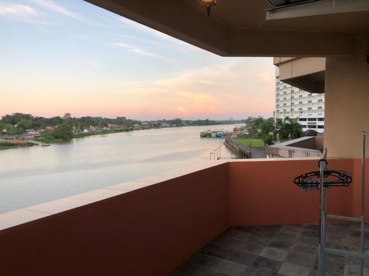 Riverbank Suites Waterfront Кучинг Экстерьер фото