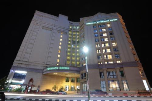 Riverbank Suites Waterfront Кучинг Экстерьер фото