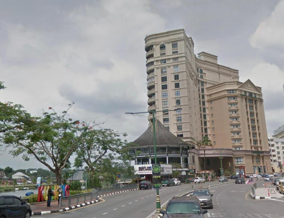 Riverbank Suites Waterfront Кучинг Экстерьер фото