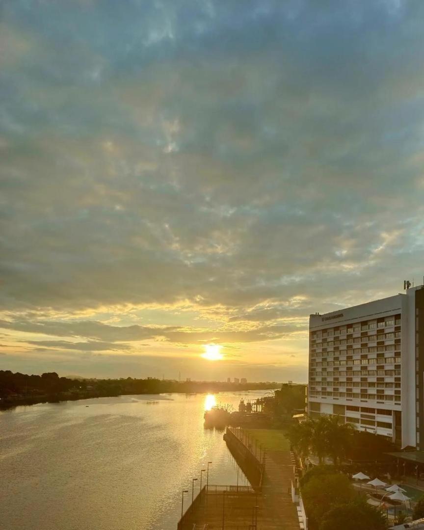 Riverbank Suites Waterfront Кучинг Экстерьер фото