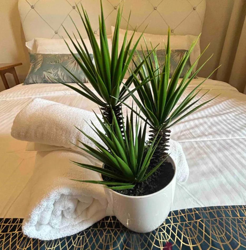Riverbank Suites Waterfront Кучинг Экстерьер фото