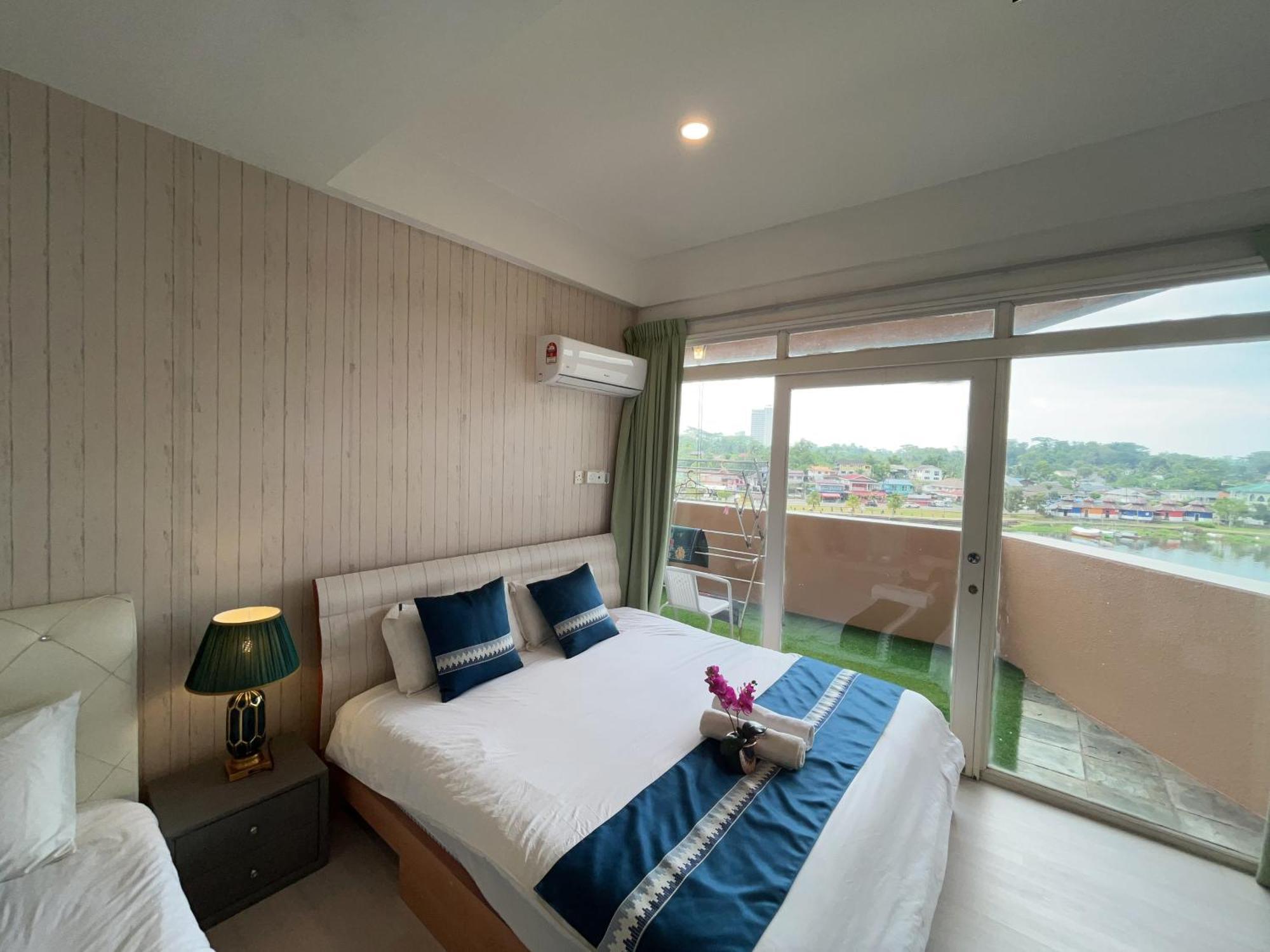 Riverbank Suites Waterfront Кучинг Экстерьер фото