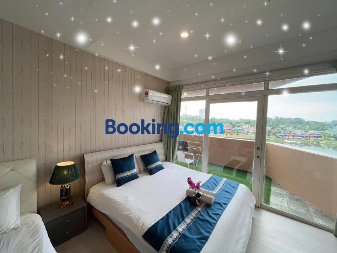 Riverbank Suites Waterfront Кучинг Экстерьер фото